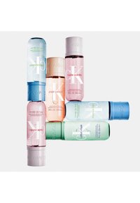 Six parfums corporels Calvin Klein de différentes couleurs : bleu (Silky Coconut), pêche (Sheer Peach), rose (Nude Vanilla) et vert (Cotton Musk).