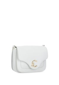 Borsa a spalla in pelle bianca con chiusura a patta, caratterizzata da dettagli in metallo dorato e una texture liscia. Forma rettangolare compatta.