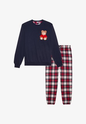 Felpa blu navy con toppa a forma di orso, abbinata a pantaloni del pigiama a quadri rossi, neri e bianchi. Presenta una cintura elastica e polsini a costine.