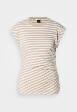 T-shirt a righe beige e bianche con maniche corte, scollo rotondo e tessuto arricciato sui lati per texture e vestibilità. Logo del brand visibile.