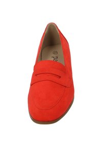 Mocassini in suede rosso con suola piatta e una fascia decorativa sulla parte superiore. Punta arrotondata e superficie liscia. Taglia 37.