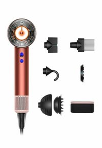 Hårtork med ett slankt roséguldsfärgat handtag, ett cirkulärt huvud med olika knappar, och flera svarta tillbehör med olika former och texturer.