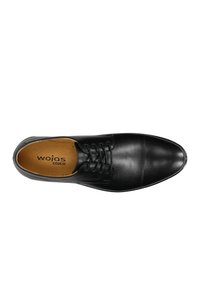 Scarpa da uomo in pelle nera con punta arrotondata, texture liscia, cinque fori per i lacci e soletta beige con il logo "wojas".