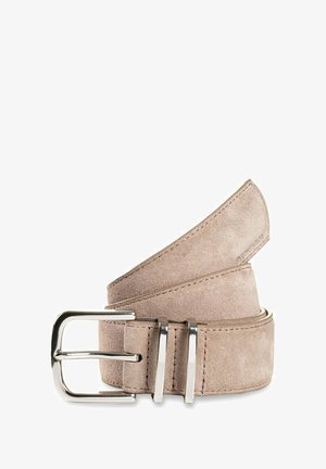 Beige suède riem met een gladde textuur, voorzien van een zilverkleurige metalen gesp en drie zilveren tandjes. Strak, minimalistisch ontwerp.