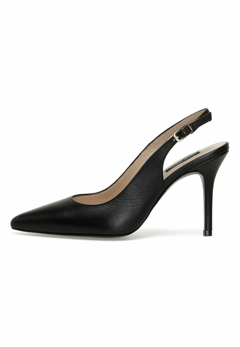 Escarpin slingback en cuir noir à bout pointu avec un talon haut et fin et une bride réglable à boucle, vu de profil.