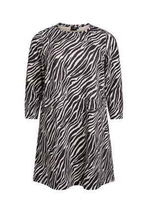 Vestido de estampado de cebra en negro y crema, con mangas de tres cuartos y dos bolsillos frontales con sutiles acentos de metal. Textura de tela suave.