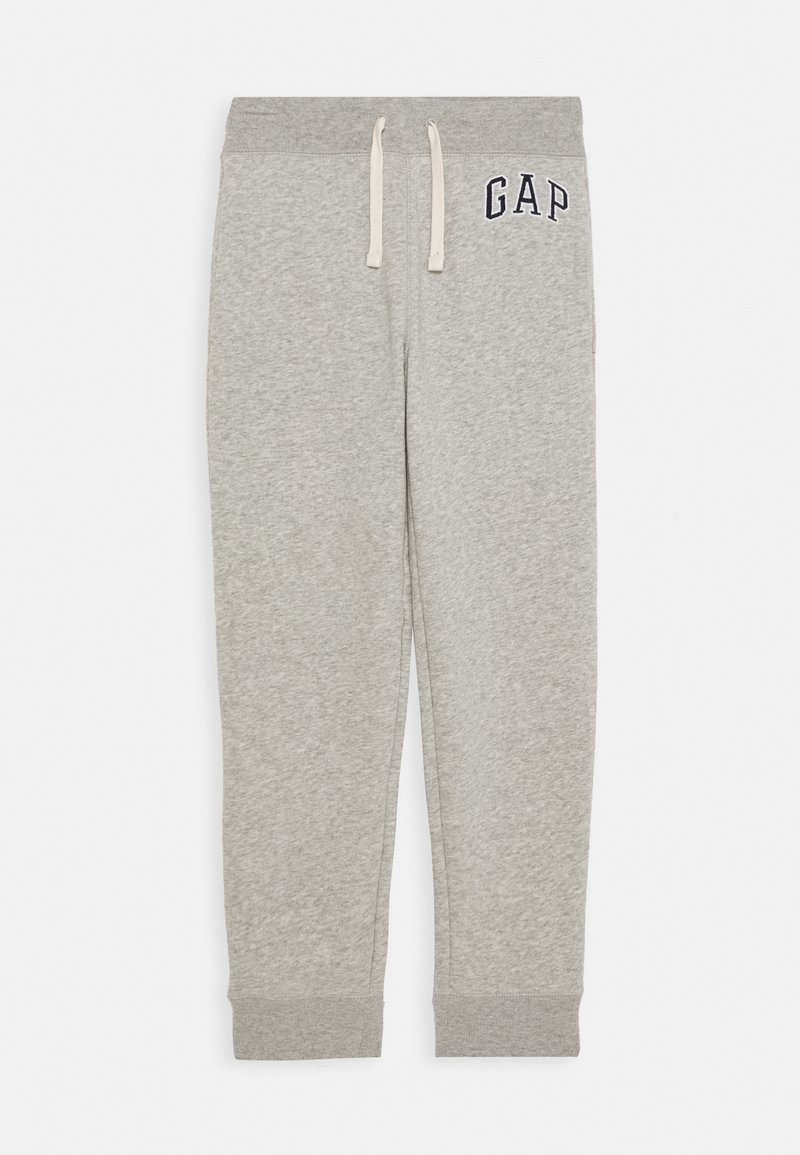 Pantalon de jogging en polaire gris clair avec taille élastique, cordons blancs, poignets côtelés et logo "GAP" sur la hanche gauche.
