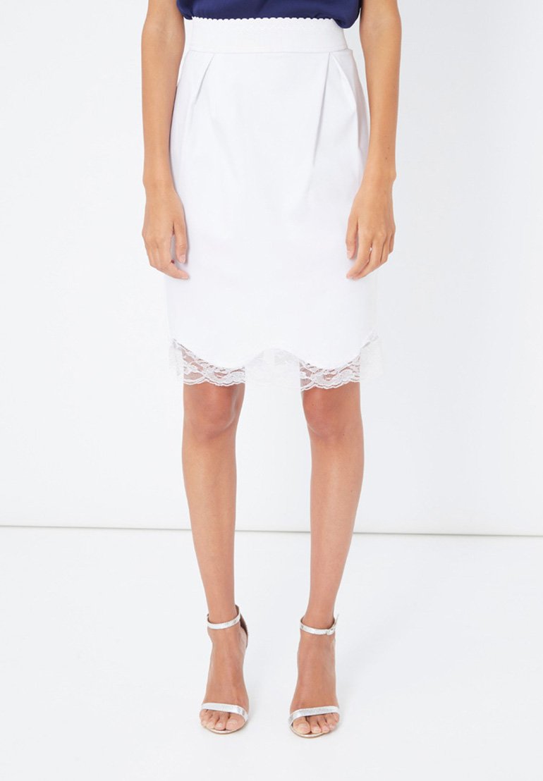 Falda lápiz blanca con pliegues en la cintura, con un borde de encaje con forma de concha en el dobladillo. Hecha de una tela suave, con una silueta entallada.