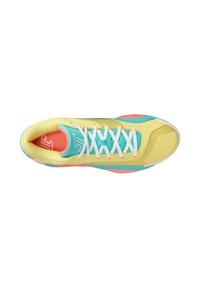 Sneaker in mesh giallo lime e turchese con lacci bianchi, dettagli rosa e suola testurizzata. Dotata di collo e linguetta imbottiti.