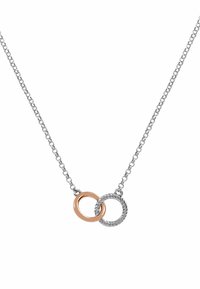 Collar de cadena de plata que presenta dos anillos entrelazados: uno liso de oro rosa y uno de plata texturizada con un diseño retorcido.