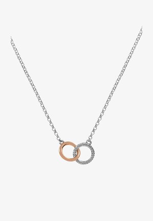 Collar de cadena de plata que presenta dos anillos entrelazados: uno liso de oro rosa y uno de plata texturizada con un diseño retorcido.