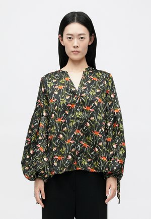 Zwarte bloeiende blouse met opbollende mouwen, gekenmerkt door rood en witte bloemenpatronen, een V-halslijn en een knoopsluiting aan de voorkant. Zachte stofstructuur.