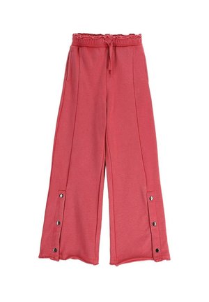 Czerwone spodnie o szerokich nogawkach z regulowanym paskiem w talii, bocznymi kieszeniami oraz zatrzaskami przy nogawkach, wykonane z miękkiego materiału.