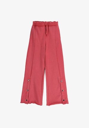 Czerwone spodnie o szerokich nogawkach z regulowanym paskiem w talii, bocznymi kieszeniami oraz zatrzaskami przy nogawkach, wykonane z miękkiego materiału.