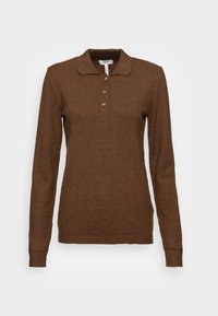 Braunes Langarm-Polohemd mit einem Kragen und einer Knopfleiste mit drei Knöpfen. Weiche Textur, figurbetonter Schnitt und gerippte Bündchen und Saum.