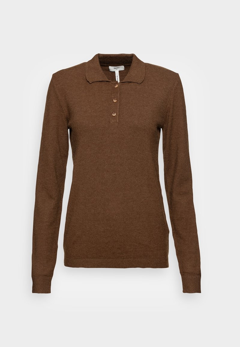 Braunes Langarm-Polohemd mit einem Kragen und einer Knopfleiste mit drei Knöpfen. Weiche Textur, figurbetonter Schnitt und gerippte Bündchen und Saum.