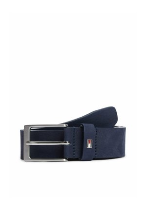 Cintura in pelle blu scuro con fibbia in metallo argentata e piccolo logo rettangolare sul passante, su sfondo bianco.