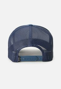 Gorra de béisbol azul marino con parte trasera de malla, correa ajustable de plástico y forma redondeada. Cuenta con ventilación para transpirabilidad y comodidad.