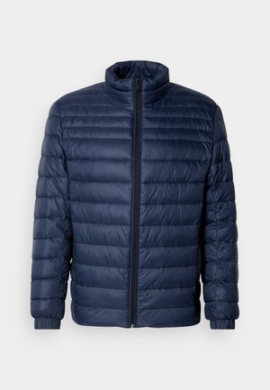 Sötétkék steppelt pufikabát álló gallérral, teljes előlapi cipzárral és rugalmas mandzsettákkal, sima világos háttéren bemutatva.