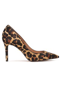 Escarpin à talon haut pour femme, bout pointu, imprimé léopard et talon stiletto fin sur fond blanc.