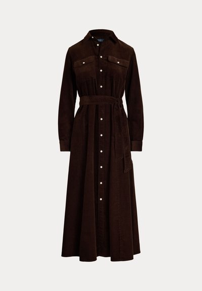 Brun kordfløjl kjole med knaplukning foran, lange ærmer, brystlommer og et matchende bælte i taljen. Trafalder længde.