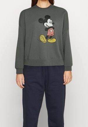 Sudadera verde oscuro con un diseño recortado que presenta una impresión clásica de Mickey Mouse a color, puños de canalé y cuello redondo.