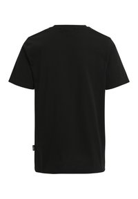 Camiseta de algodón negra de manga corta, con cuello redondo y corte recto. Presenta una etiqueta de logo en la parte inferior izquierda.