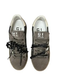 Sneakers grigi in suede con accenti di glitter neri, dotati di lacci in raso neri e un dettaglio di perline. Include un logo argentato sulla linguetta.