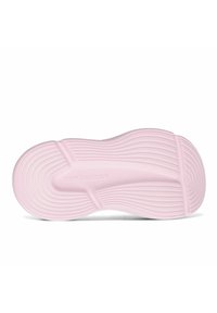 Suola esterna in gomma rosa con motivo ondulato testurizzato e un prominente logo "new balance". Progettata per presa e trazione.