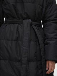 Fekete puffertkabát övvel a deréknál, steppelt textúrával és sima szövettel. Az elülső nézet a záródást és a varrási részleteket mutatja.