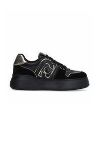 Sneaker nera con una combinazione di pelle liscia e camoscio, dettagli metallici sul tallone e sul logo, e suola in gomma testurizzata.