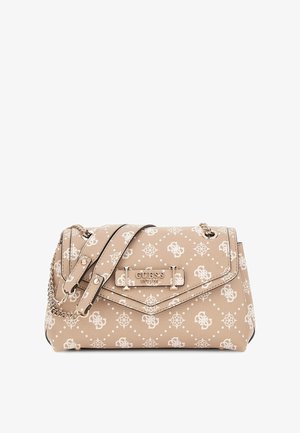Sac Guess beige avec motif logo blanc, chaîne et bandoulière en cuir, rabat avant et plaque en métal avec l'emblème Guess.