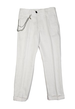 Pantaloni bianchi in lino con dettagli a catena, tasche standard, pieghe stirate e risvolti, con chiusura frontale a bottone.