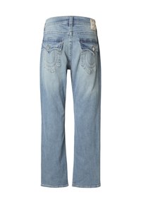 Jeans de mezclilla azul claro con diseño de pierna recta, con dos bolsillos traseros con costuras curvas y una etiqueta en la cintura.