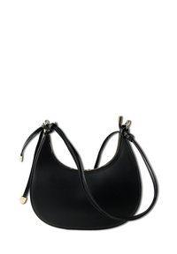 Sac à main en cuir noir de forme courbée, avec des poignées supérieures doubles, des accents en métal doré et une fermeture éclair. Texture lisse avec un design minimaliste.