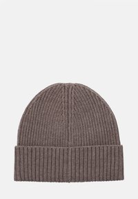 Brązowa dziana czapka beanie, wykonana z miękkiej przędzy o prążkowanej fakturze. Posiada podwinięty mankiet i pionowy wzór dzianiny na korpusie.