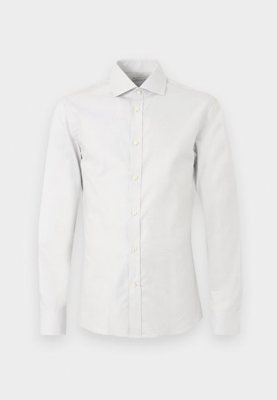 Άσπρο ανδρικό πουκάμισο με μακριά μανίκια, μυτερό γιακά και κουμπιά στο μπροστινό μέρος, παρουσιάζεται σε απλό λευκό φόντο.