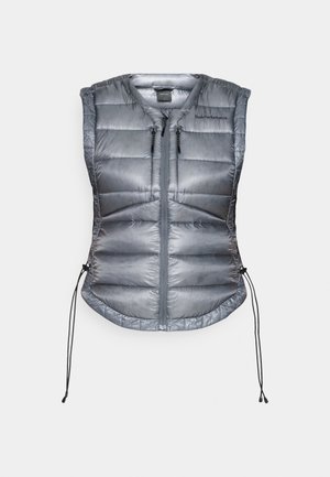 Γκρίζα γιλέκο με επένδυση, με φερμουάρ μπροστά, κορδόνια στο πλάι και χωρίς μανίκια. Διαθέτει οριζόντια σχεδίαση καπιτονέ και μικρές τσέπες με φερμουάρ.