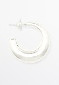 Silverfärgade hoopörhängen, halvcirkelformad design, polerad metallfinish, med knäppning bak. Slät yta och reflekterande yta.