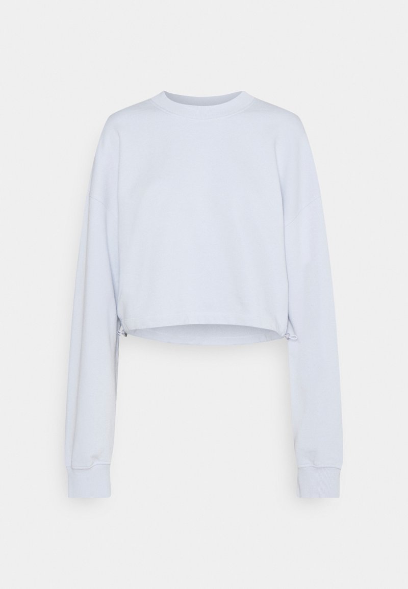 Sudadera corta de color azul claro con mangas largas, cuello redondo acanalado y detalle de cordón en los laterales. Tejido suave con una textura lisa.
