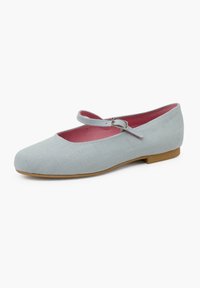 Zapatos planos Mary Jane de lino azul claro con punta redonda, interior rosa y una correa asegurada con una hebilla de plata. Suela de goma plana.