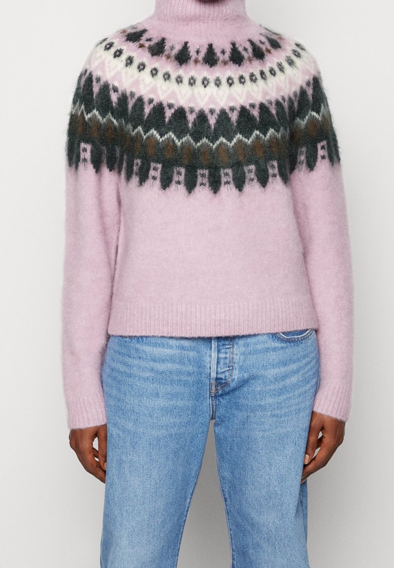 Jasnoróżowy wełniany sweter z wysokim kołnierzem, z wzorzystą częścią górną w ciemnozielonym, brązowym i kremowym kolorze. Miękka tekstura, ściągacze na rękawach i dole swetra.