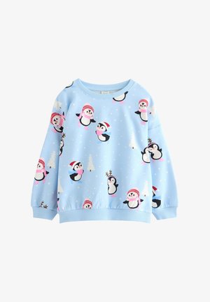 Sweatshirt bleu clair avec des pingouins de dessin animé portant des chapeaux d'hiver et des écharpes, avec des flocons de neige blancs et des arbres comme motif répété.