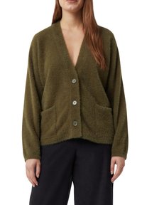 Oliwkowo zielony, puszysty kardigan z głębokim dekoltem w serek, pięcioma guzikami i dwoma kieszeniami z przodu. Charakteryzuje się luźnymi rękawami i miękką fakturą.