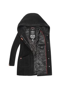 Manteau noir à capuche avec fermeture éclair et boutons-pression, grande poche sur le côté gauche, intérieur doublé en satin avec étiquette de marque et passepoil rouge.