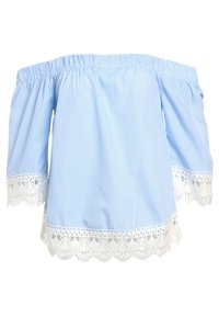 Haut bleu clair à épaules dénudées avec bordure en dentelle blanche, présentant des rayures verticales et des manches trois-quarts. Tissu en coton lisse.