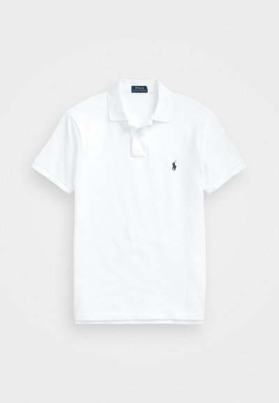 Polo bianca a maniche corte con collo e patta con due bottoni, con piccolo logo ricamato blu scuro sul petto sinistro.