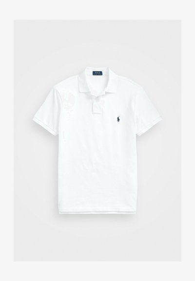 Polo bianca a maniche corte con collo e patta con due bottoni, con piccolo logo ricamato blu scuro sul petto sinistro.