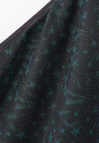Schwarzer Netzstoff mit einem Muster aus türkisfarbenen Sternen, der eine strukturierte Oberfläche und ein sauberes, strukturiertes Design zeigt.
