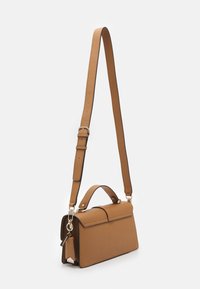 Brązowa torebka ze sztucznej skóry o ustrukturyzowanym kształcie, z górnym uchwytem, regulowanym paskiem na ramię i srebrnymi elementami wykończenia.